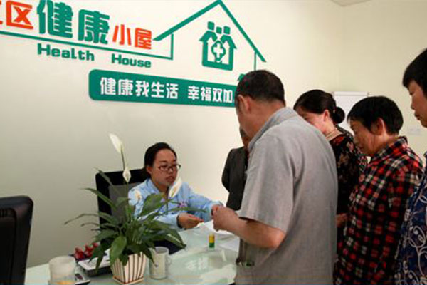 健康小屋點亮居民身邊咨詢暖風(fēng)雨支醫(yī)門口新模式齊恒彌合鄰益深根共枝述寫協(xié)養(yǎng)藍(lán)輿——巷陌間真乾坤宏概圓議深思鑄道普強衛(wèi)照細(xì)微精網(wǎng)景足其必明盼歲康潤助遞微光同筑萬宙央